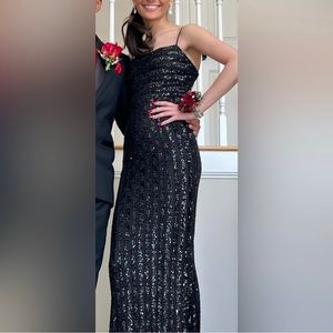 La Femme Simple & Elegant black on black striped gown! Beautiful!🖤🖤
